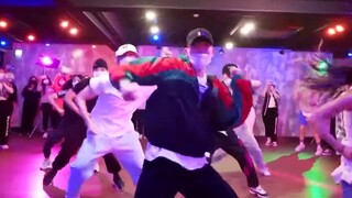 [EXO Baekhyun] "It's well known that proteins share a wardrobe." My Zhang Lay brother also has it, h