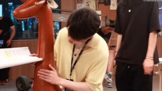 ภาพยนตร์เรื่องหลักดูสงบและน่าเชื่อถือมาก และฉากในการถ่ายทำก็เต็มไปด้วยเด็กๆ ที่ไม่มีเวลาพักผ่อนแม้แต