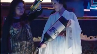 Người đẹp thời xưa du hành xuyên không gian và thời gian để uống rượu, khiến mọi người đều sửng sốt.
