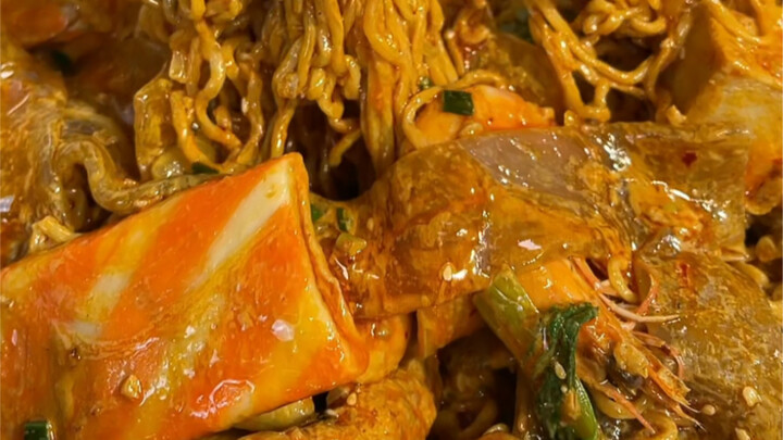 Món mì trộn cay chỉ vài phút là xong, ít calo lại đã thèm, mau bắt tay vào làm thôi!
