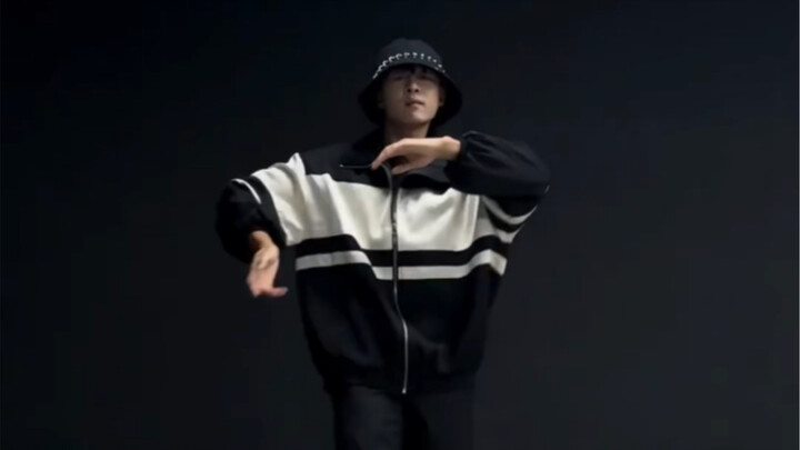 จางเยวี่ยหยวนเต้นได้สนุกขึ้นหลังจากทำไร่แล้ว!!! สะอาดสะอ้านและเฉียบคมมาก ฉันชอบมากเลย