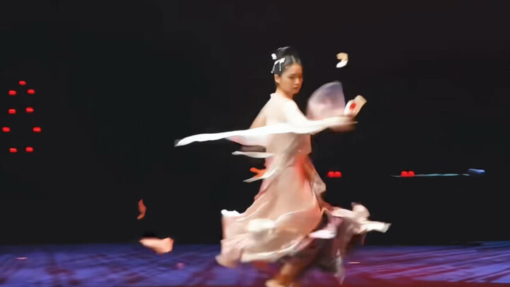 “芙蓉出美人妆”
