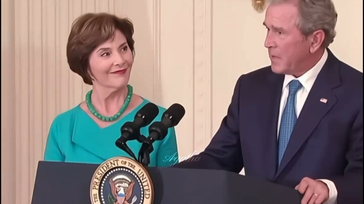 Bush: Tôi xin tuyên bố, đệ nhất phu nhân vĩ đại nhất… xin lỗi mẹ…