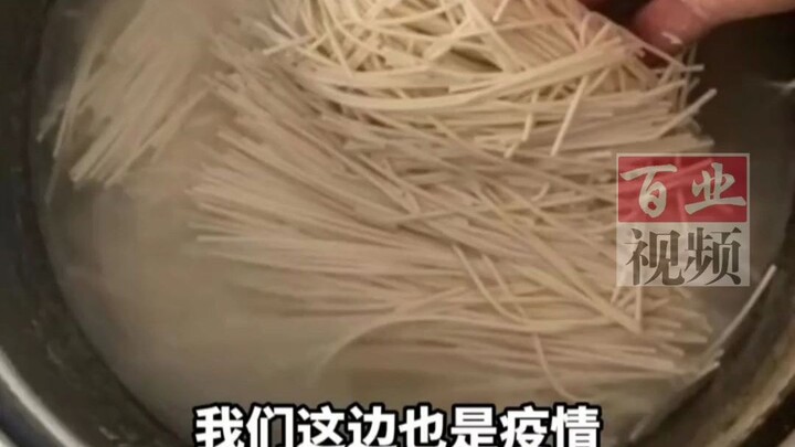 A man mixed dry noodles at home with water, kneaded them into dough, and made chive pies to eat—neti