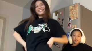 Mượn con người khác chơi trước đã