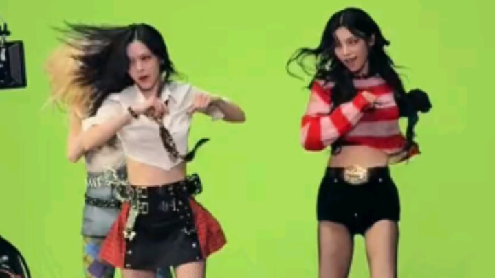 Thử thách cải trang thành nữ! Thử thách nhảy "GOLD" của ITZY
