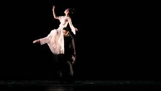 Bunga gugur seorang diri, hujan rintik burung layang-layang terbang berpasangan.