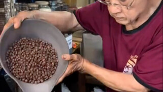 ร้านกาแฟที่เปิดมานาน 60 ปี เจ้าของร้านดูคล้ายคุณปู่หม้อต้มมาก