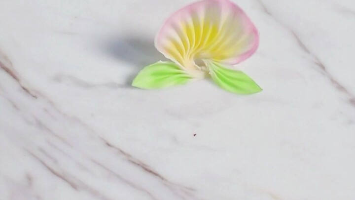 Hiasan ukir lagi hadir! Hari ini aku bakal ngajarin kalian cara bikin hiasan ukir mochi persik. Yuk,