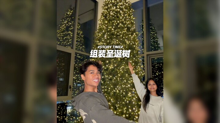 Cùng với anh chị em nhà Ngân Đới San lắp ráp cây thông Noel