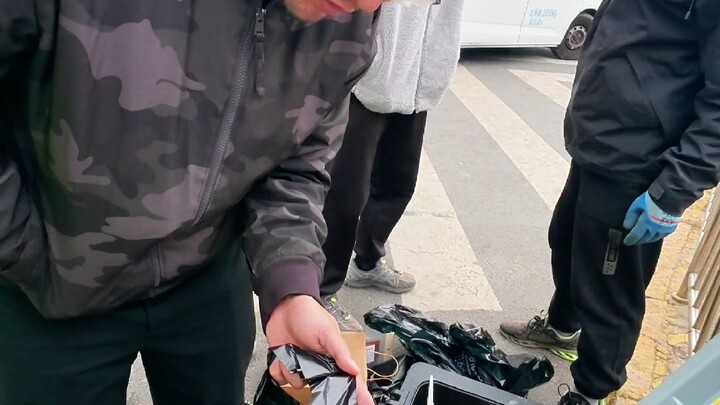 สุดยอดวัตถุขนาดยักษ์ “หินจิ่วกง” เคยเห็นกันไหม? วางแผงขายของอยู่หน้าปากซอย