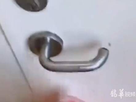 Tài xế giao hàng ấm lòng giúp bà bầu mua gạo, hãy like cho anh chàng này!