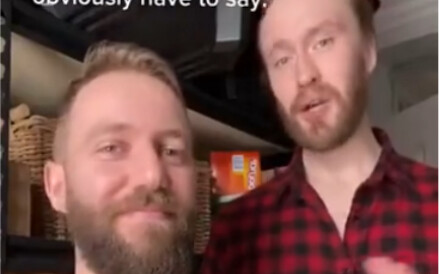 Ingin bicara tapi urung.