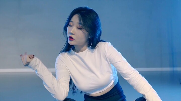 Fatal temptation❤ MAMAMOO Hwasa's dance cover of "I'm a light/B*tch"