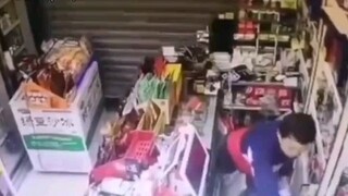 Pencuri mengira toko kosong pada dini hari, ternyata......