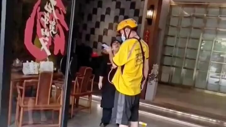 Versi asli insiden kepala besar dan telinga besar