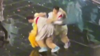 Click to watch Deng Jiaxin being chased all over the place