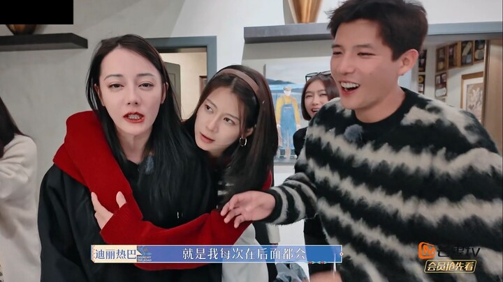 Everyone’s gone wild! Dilraba and Xin Zhilei get drunk and start fighting! Baba cries for help, and 