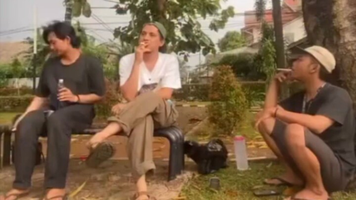 kepala puyeng tapi otak pengen ngelucu