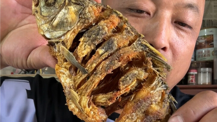 Ikan mas goreng sekepal tangan, garing dan harum banget!