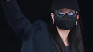 يضحكني هذا! عندما خرجت نجمة الترفيه ري با من المطار وحيّت المعجبين، اصطدمت بطريق الخطأ بعمٍّ ما. فرف