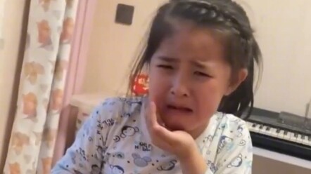 Chị gái 8 tuổi trêu chọc em trai 2 tuổi rưỡi vì khóc lóc, vô tình bị em đấm gãy răng cửa.