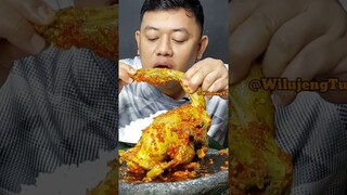makan 1 ekor bebek utuh  sambel super pedas