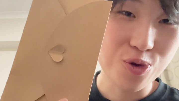 أعطاني إياها معجبة بالأمس~