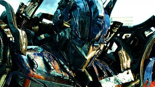 This may be the charm of the leader Optimus Prime. I have to say, Optimus Prime is really handsome!