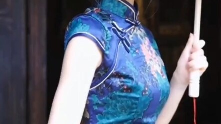 Which Chinese-style cheongsam beauty do you think is more elegant?