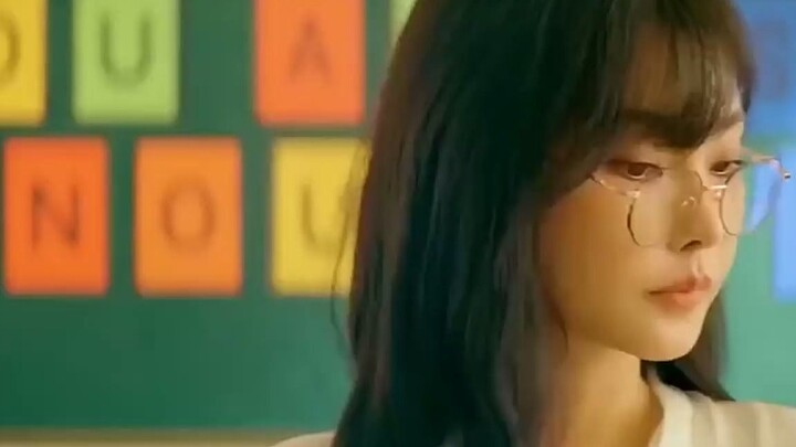 Kenapa waktu aku sekolah nggak pernah ketemu guru kayak gini, ya?