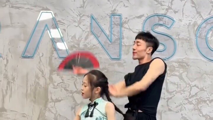 【Bai Xiaobai】Dance with friends of all ages to "Moonlight in the City" Chinese style jazz choreograp