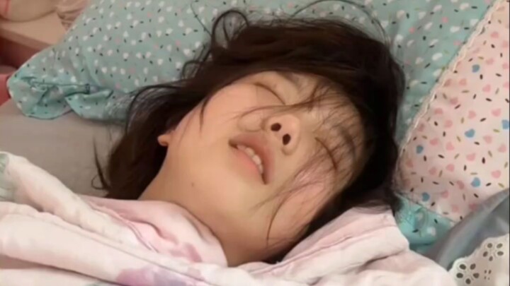 คุณแม่แอบบันทึกภาพหน้าตาตอนหลับของลูกสาว ต้องยอมรับเลยว่าท่านอนนี้ช่างน่ารักจริงๆ