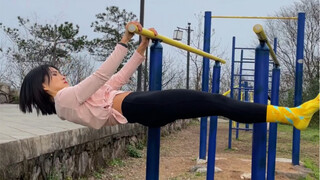 The girl who plays street fitness is practicing magic skills on the mountain, and the uncle is shock