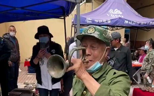 جدّ مسنّ في هاربين، يبلغ من العمر 80 عامًا، عثر على بوق عسكري، وما قام به بعد ذلك أثار الإعجاب والاح