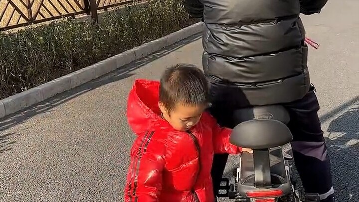 Ayah benar-benar nggak bisa diandelin—belum sempat anaknya naik mobil, dia sudah kabur duluan!