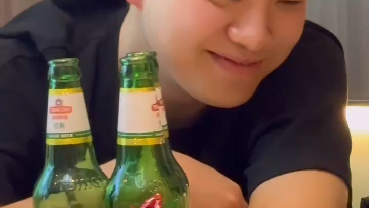 还好举起的是酒杯不是手机