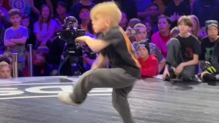 【Bboy tiểu học làm tôi phát cười chết mất!】