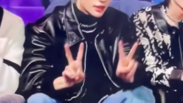 Camera Suddenly Cuts to a Handsome Guy While Watching the Girl Group Dance | Stray Kids’ Hwang Hyun-