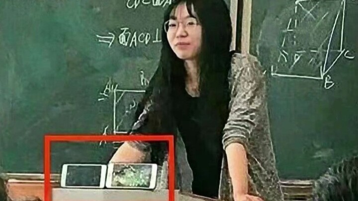 The teacher confiscated the mobile phone of the student who played the game in class and made him wa