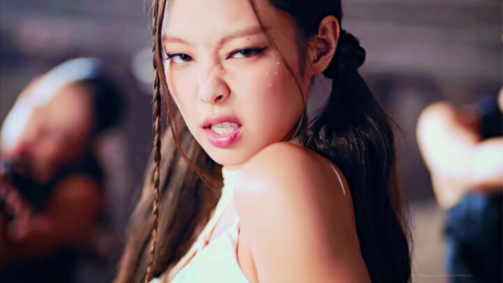 I absolutely love this opening section of Pink Venom sung by Jennie—it’s so powerful!!!