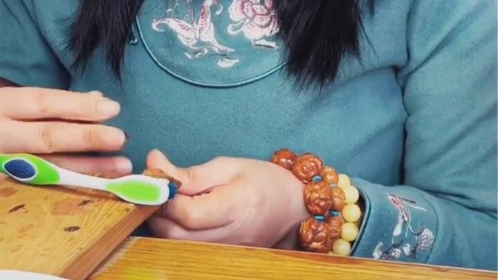 Traditional Suzhou craftsmanship: hand-carved olive pit sculptures
