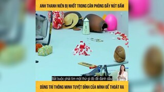 anh chàng bị nhốt trong 1 căn phòng chỉ toàn là nút ấn