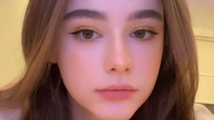 Coba lihat deh, close-up wajah cantik gadis Rusia yang bikin terkesima [Dasha Taran]
