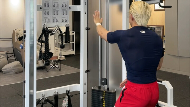 Vegeta deadlifts 150 kg with one hand?