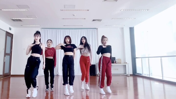 Grup cewek OYT membawakan lagu "WANNABE"