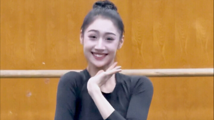 Let’s learn a Xinjiang dance today!
