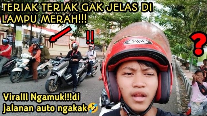 TERIAK TERIAK GAK JELAS DI LAMPU MERAH-PENGANDARAH AUTO NGAKAK!!PRANK INDONESIA