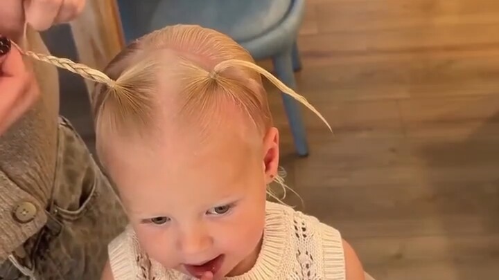 Perhatikan gaya rambut anak-anak yang menggemaskan...