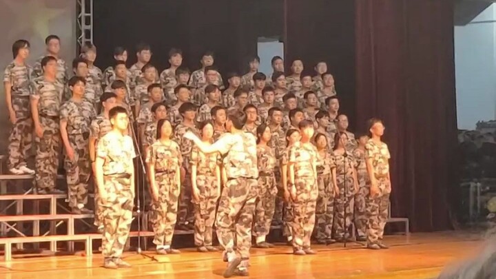 Chỉ huy mà không dừng lại thì cậu nam sinh sẽ bị ngạt thở mất.